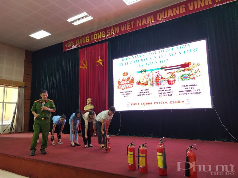 Cán bộ hội viên phụ nữ thực hành kỹ năng cúi thấp, khom người để thoát khỏi đám cháy Cán bộ hội viên phụ nữ thực hành kỹ năng cúi thấp, khom người để thoát khỏi đám cháy