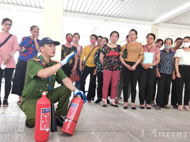 Qua lớp học, cán bộ hội viên phụ nữ được hướng dẫn về cấu tạo, tính năng, tác dụng, thao tác sử dụng các loại bình chữa cháy. Qua lớp học, cán bộ hội viên phụ nữ được hướng dẫn về cấu tạo, tính năng, tác dụng, thao tác sử dụng các loại bình chữa cháy.