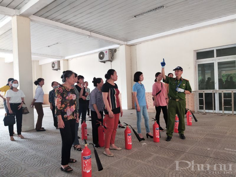 Đồng thời chị em được tham gia  thực hành sử dụng bình bột, bình khí để dập tắt đám cháy giả định. Đồng thời chị em được tham gia  thực hành sử dụng bình bột, bình khí để dập tắt đám cháy giả định.