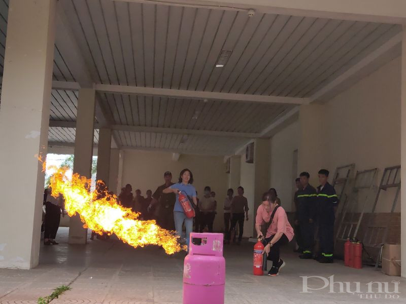 Sau khi được Báo cáo viên hướng dẫn, trong tình huống giả định, các học viên tham gia thực hành chữa cháy , điều đầu tiên khi phát hiện ra có đám cháy, chị em hãy kêu thật lớn  Sau khi được Báo cáo viên hướng dẫn, trong tình huống giả định, các học viên tham gia thực hành chữa cháy , điều đầu tiên khi phát hiện ra có đám cháy, chị em hãy kêu thật lớn