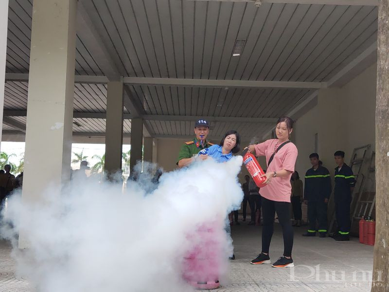 Qua lớp tập huấn, chị em còn được hiểu thêm về biện pháp an toàn PCCC trong sinh hoạt hằng ngày, cũng như cách sử dụng các thiết bị điện, gas,… an toàn, hiệu quả. Từ đó có thể ngăn chặn, phòng ngừa hiệu quả nguyên nhân cháy nổ, giảm thiểu thiệt hại khi có tình huống xấu xảy ra. Qua lớp tập huấn, chị em còn được hiểu thêm về biện pháp an toàn PCCC trong sinh hoạt hằng ngày, cũng như cách sử dụng các thiết bị điện, gas,… an toàn, hiệu quả. Từ đó có thể ngăn chặn, phòng ngừa hiệu quả nguyên nhân cháy nổ, giảm thiểu thiệt hại khi có tình huống xấu xảy ra.