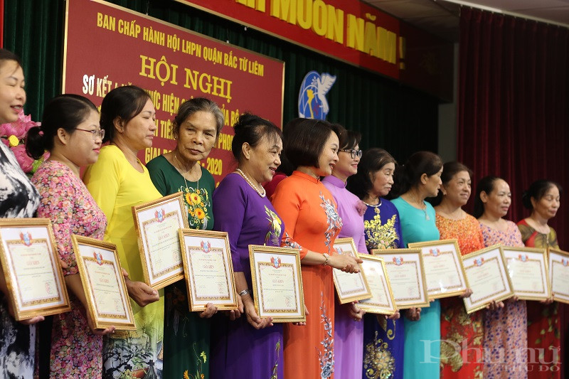 Đồng chí Phạm Thị Thanh Hương- Phó Chủ tịch Hội LHPN Hà Nội  trao Giấy khen cho các tập thể, cá nhân có thành tích xuất sắc trong phong trào thi đua