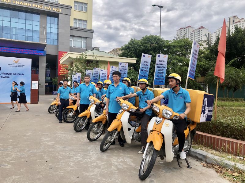 Đội tuyên truyền lưu động trước giờ xuất phát đến các tuyến phố của Thủ đô trong ngày ra quân