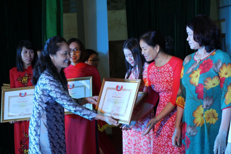 Lãnh đạo Trung ương Hội LHPN Việt Nam trao bằng khen cho gương điển hình tiên tiến trong phong trào Hội.