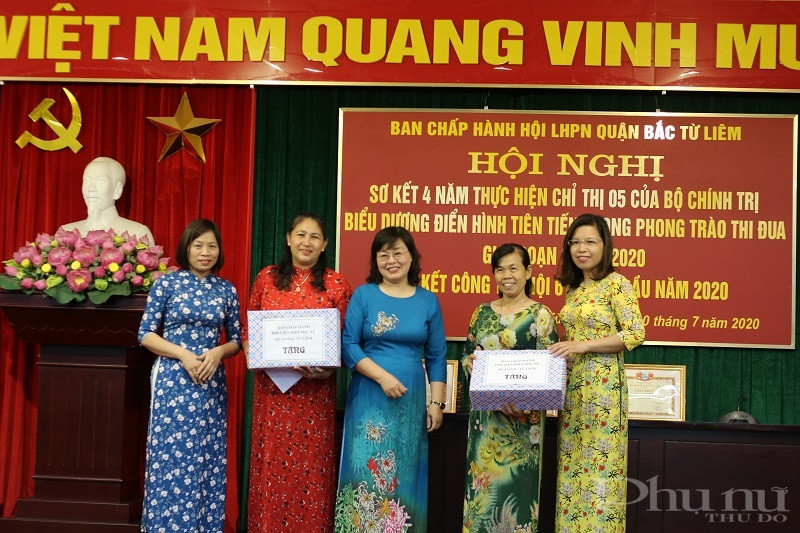 Các đồng chí lãnh đạo Hội LHPN quận tặng quà cho cán bộ Hội