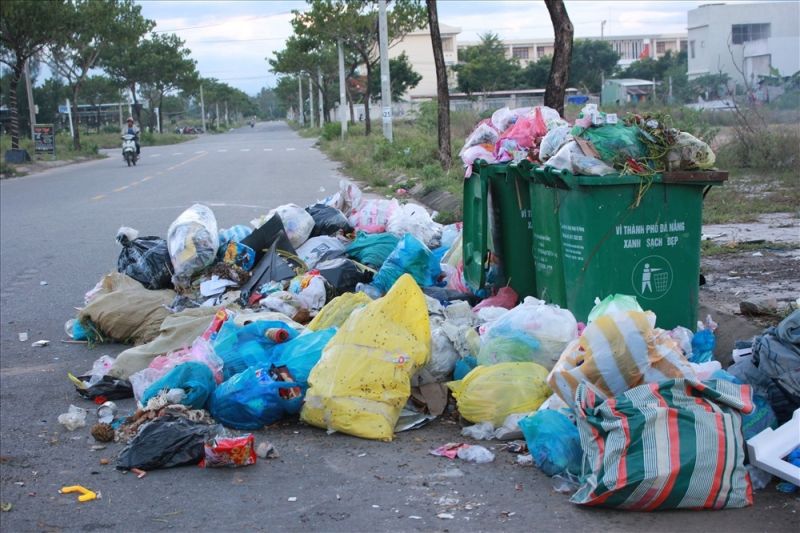 Rác đang trở thành vấn nạn gây ô nhiễm môi trường tại các thành phố lớn. Rác đang trở thành vấn nạn gây ô nhiễm môi trường tại các thành phố lớn.
