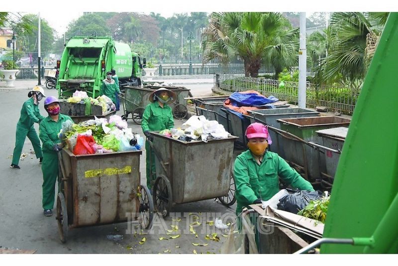Cân rác và phân loại rác tại nguồn được cho là giải pháp khả thi để giảm thiểu ô nhiễm môi trường do rác thải sinh hoạt gây ra. Cân rác và phân loại rác tại nguồn được cho là giải pháp khả thi để giảm thiểu ô nhiễm môi trường do rác thải sinh hoạt gây ra.