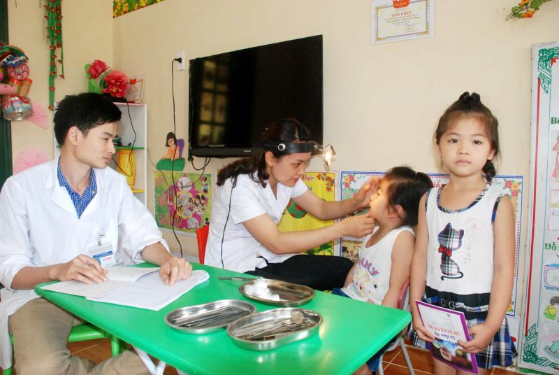 Kiểm tra sức khỏe cho trẻ em được thực hiện thường xuy&ecirc;n tại c&aacute;c cơ sở kh&aacute;m chữa bệnh.