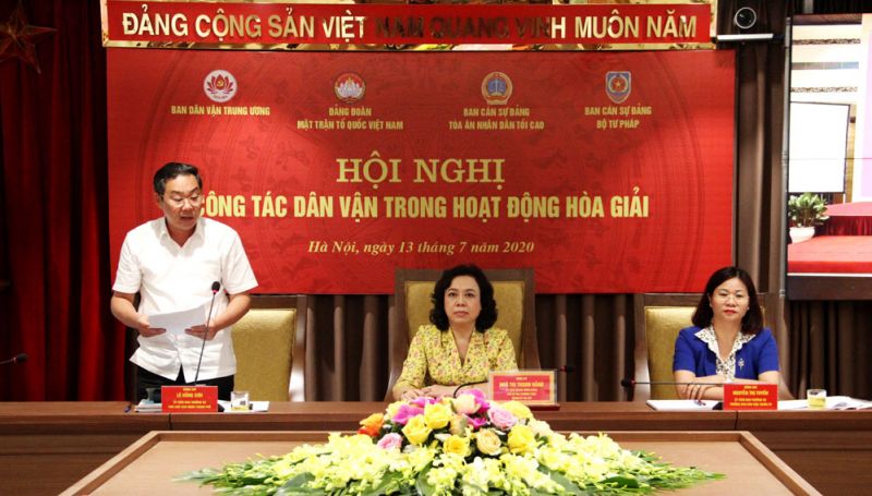 Phó Chủ tịch UBND thành phố Lê Hồng Sơn phát biểu tham luận tại hội nghị từ điểm cầu Hà Nội.