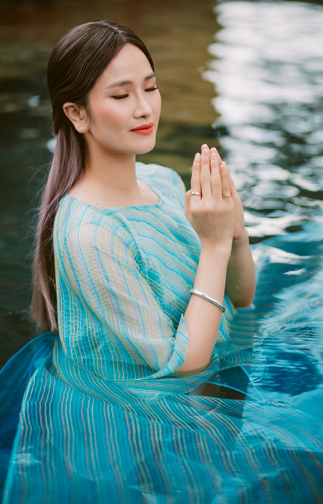 Cô thực hiện những shoot hình dưới nước trong cái lạnh của Đà Lạt