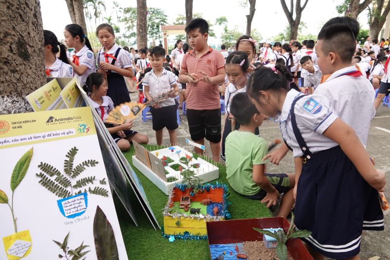 Học sinh được tự do thể hiện sáng tạo qua nhiều hình thức từ vẽ tranh làm mô hình đến ép lá thảo dược thay thế mật gấu