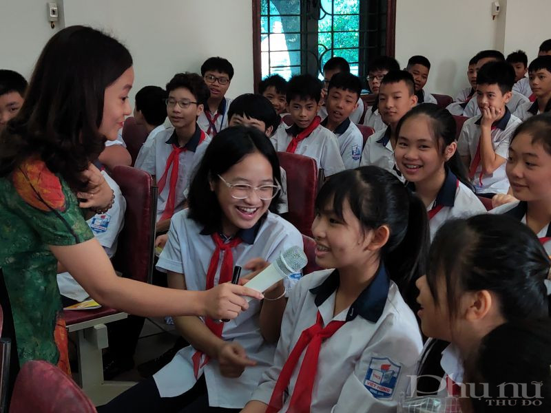 Thông qua cách diễn thuyết nhẹ nhàng, dí dỏm, chuyên gia đã đưa ra rất nhiều dẫn chứng sinh động về tình huống xảy ra trong việc ngộ độc thực phẩm, thừa cân béo phì … Đồng thời đưa ra các phương án để lựa chọn thực phẩm an toàn, việc chế biến thực phẩm đủ chất dinh dưỡng. Thông qua cách diễn thuyết nhẹ nhàng, dí dỏm, chuyên gia đã đưa ra rất nhiều dẫn chứng sinh động về tình huống xảy ra trong việc ngộ độc thực phẩm, thừa cân béo phì … Đồng thời đưa ra các phương án để lựa chọn thực phẩm an toàn, việc chế biến thực phẩm đủ chất dinh dưỡng.