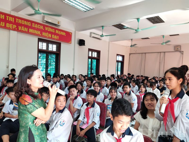 Các em học sinh hào hứng trả lời những câu hỏi liên quan đến kiến thức về dinh dưỡng ở tuổi vị thành niên Các em học sinh hào hứng trả lời những câu hỏi liên quan đến kiến thức về dinh dưỡng ở tuổi vị thành niên