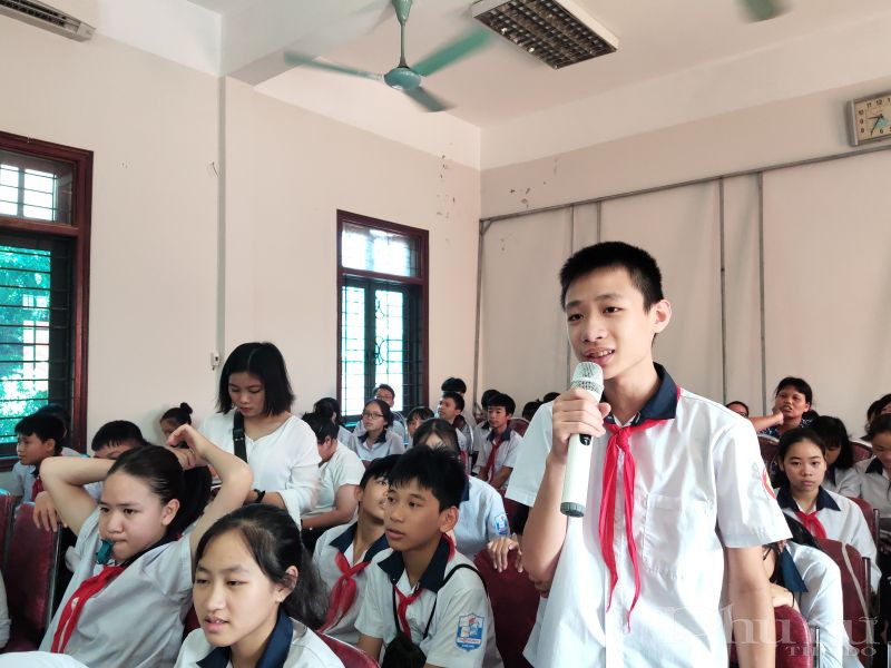 Tại buổi truyền thông các em học sinh hiểu hơn về tầm quan trọng của nước đối với cơ thể cũng như sức khỏe, nhưng uống nước thế nào để có lợi cho sức khỏe thì không phải ai cũng biết. Đó là mỗi người nên uống nước vào buổi sáng, trước khi đi ngủ 30 phút, trước khi ăn, trước khi tắm … Tại buổi truyền thông các em học sinh hiểu hơn về tầm quan trọng của nước đối với cơ thể cũng như sức khỏe, nhưng uống nước thế nào để có lợi cho sức khỏe thì không phải ai cũng biết. Đó là mỗi người nên uống nước vào buổi sáng, trước khi đi ngủ 30 phút, trước khi ăn, trước khi tắm …