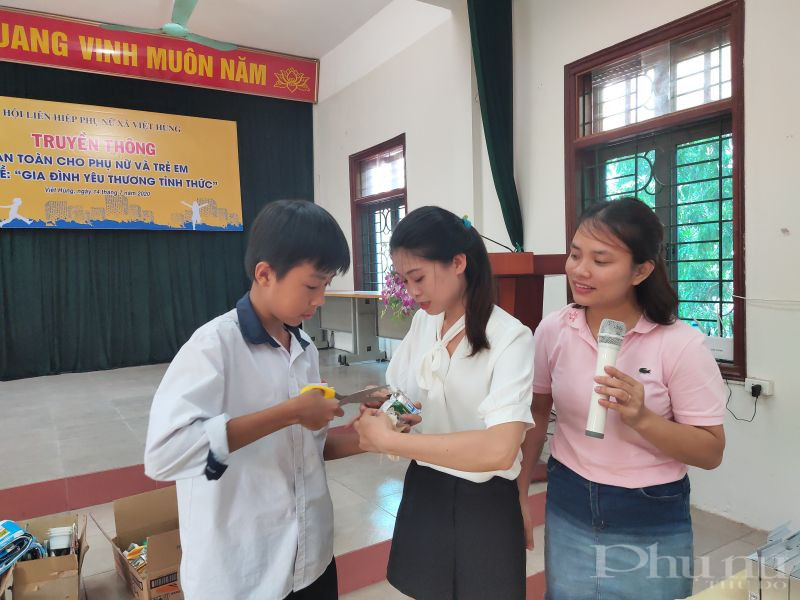 Tham gia chương trình, các em học sinh, cán bộ hội viên phụ nữ được cán bộ công ty Lagom VN  hướng dẫn phân loại và cách xử lý vỏ hộp sữa sau khi uống như cho ống hút vào trong hộp, làm dẹp và bỏ vào đúng nơi quy định