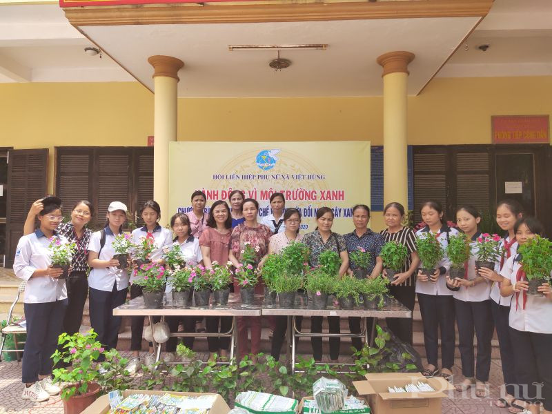 Đông đảo cán bộ hội viên phụ nữ và các em học sinh tham gia chương trình phát động