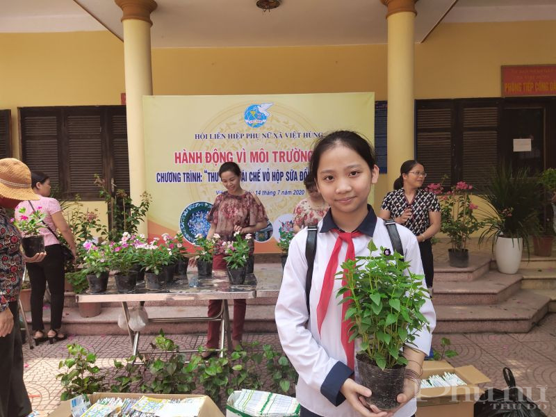 Em Lê Thanh Tâm, học sinh lớp 7A trường THCS Việt Hùng cho biết: Sau chương trình phát động này của Hội LHPN xã, em học được cách tái sử dụng các đồ vật cũ như sử dụng giấy một mặt làm giấy nháp, dùng vỏ lon làm đồ tái chế. Đồng thời việc đổi rác thải nhựa, vỏ hộp sữa để lấy cây xanh đây là một hoạt động thiết thực để bảo vệ môi trường, việc làm này vô cùng ý nghĩa