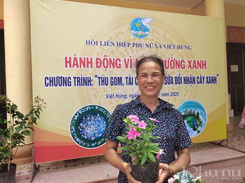 Bà Phạm Thị Thức, Chi hội Phụ nữ thôn Đông xã Việt Hùng cho biết: Chương trình “ Thu gom, tái chế vỏ hộp sữa đổi nhận cây xanh” không chỉ góp phần nâng cao giá trị của những sản phẩm đã qua sử dụng mà còn góp phần thay đổi thói quen, nhận thức về các vấn đề liên quan đến môi trường hiện nay, từ đó sẽ hình thành những thói quen, lối sống tích cực trong việc bảo vệ môi trường.
