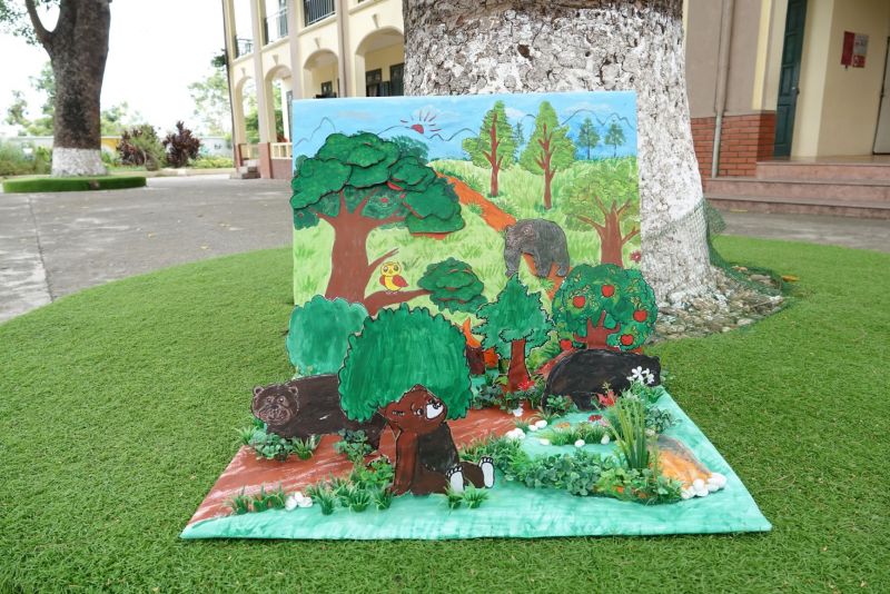 Một tác phẩm dự thi với thông điệp gấu nên được sống trong ngôi nhà thật của mình, đó là rừng xanh