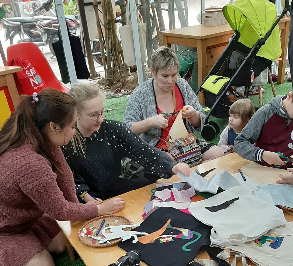 Du khách nước ngoài trải nghiệm ghép tranh từ vải lụa tại Vụn Art