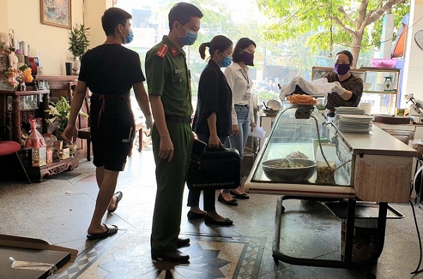 Các lực lượng chức năng quận Long Biên tổ chức kiểm tra giám sát cửa hàng kinh doanh ăn uống Các lực lượng chức năng quận Long Biên tổ chức kiểm tra giám sát cửa hàng kinh doanh ăn uống