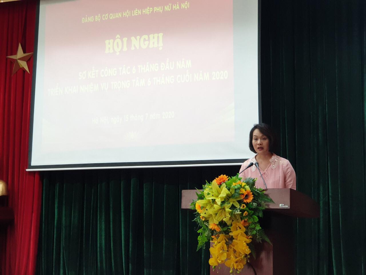 Đồng chí Phạm Thị Thanh Hương, Phó Bí thư Đảng ủy, Phó chủ tịch Hội LHPN Hà Nội báo cáo kết quả công tác 6 tháng đầu năm, nhiệm vụ trọng tâm công tác 6 tháng cuối năm 2020