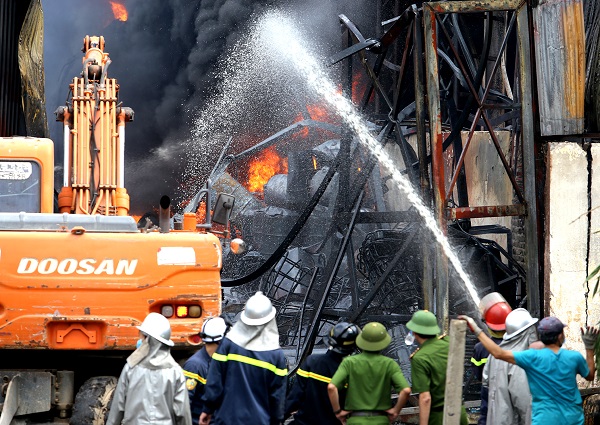 Vụ ch&aacute;y đ&atilde; được lực lượng chức năng khống chế để kh&ocirc;ng g&acirc;y ảnh hưởng ra m&ocirc;i trường