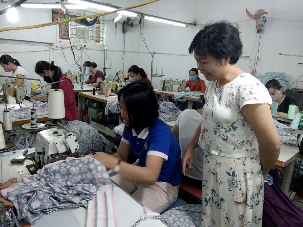 Chị Trần Thị Hải Nam hướng dẫn chị em may