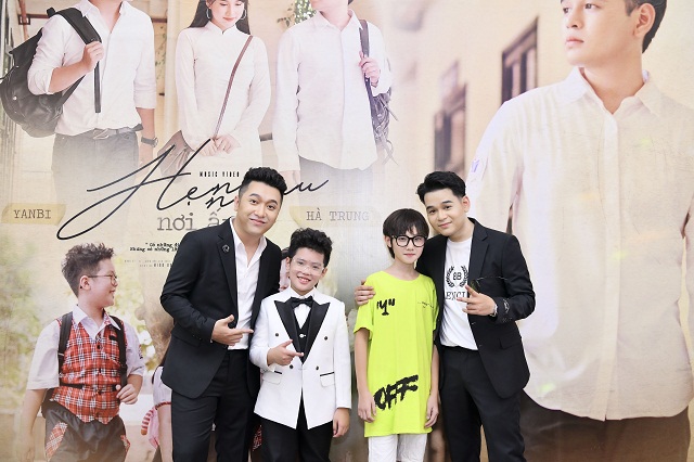 Hai nghệ sĩ Hà Trung và Yabi cùng hai nam diễn viên nhí trong MV cùng viết nên câu chuyện tình học trò lãng mạn