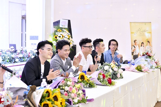 Ekip thực hiện trong buổi giới thiệu ra mắt MV