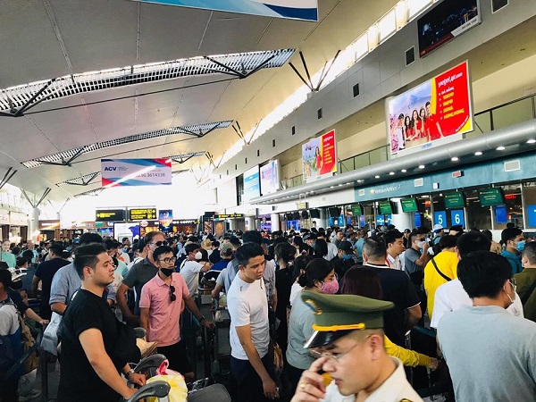 Khách du lịch nội địa làm thủ tục tại sân bay