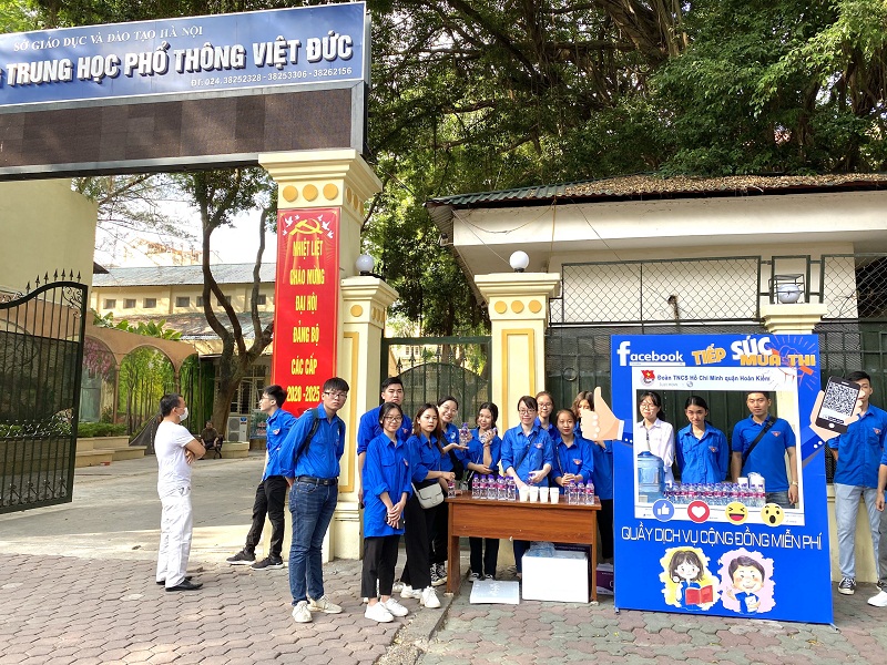 Các tình nguyện viên tham gia chương trình tại quận Hoàn Kiếm Các tình nguyện viên tham gia chương trình tại quận Hoàn Kiếm