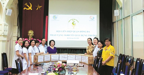Hội LHPN quận Đống Đa tổ chức tặng 10.000 túi giấy cho bệnh viện Đa khoa Đống Đa Hội LHPN quận Đống Đa tổ chức tặng 10.000 túi giấy cho bệnh viện Đa khoa Đống Đa