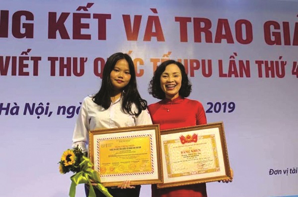 C&ocirc; Hải v&agrave; học sinh tại buổi Tổng kết v&agrave; trao giải cuộc thi Viết thư quốc tế UPU lần thứ 48 (năm 2019)