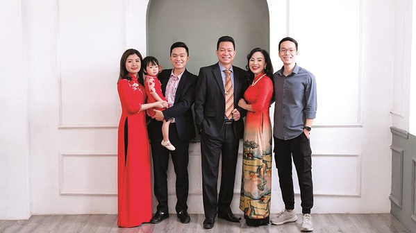 C&ocirc; gi&aacute;o Minh Hải c&oacute; gia đ&igrave;nh đầm ấm, hạnh ph&uacute;c, c&aacute;c con th&agrave;nh đạt