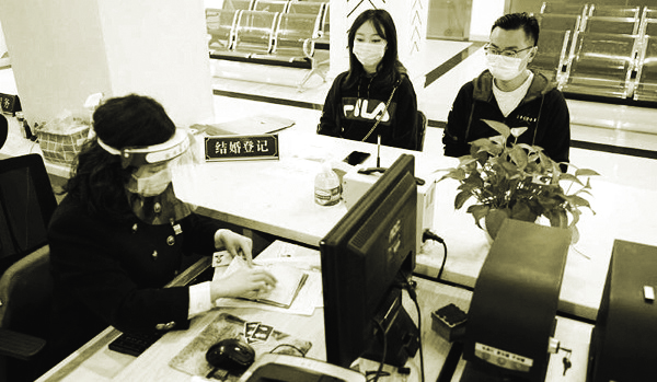 Chen và vợ sắp cưới,  Zhang đang làm thủ tục kết hôn