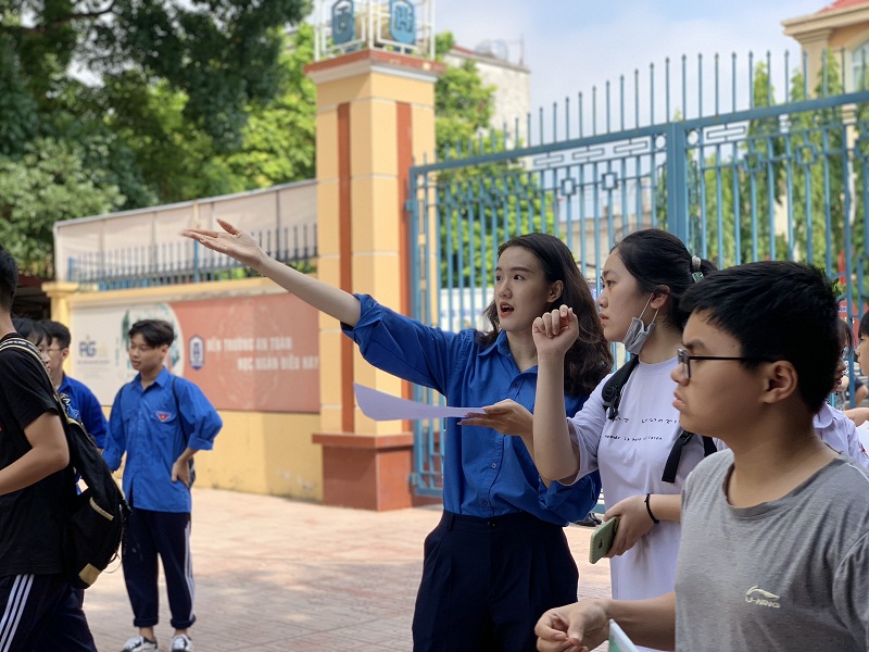 Đội tình nguyện tiếp sức mùa thi tại quận Tây Hồ Đội tình nguyện tiếp sức mùa thi tại quận Tây Hồ