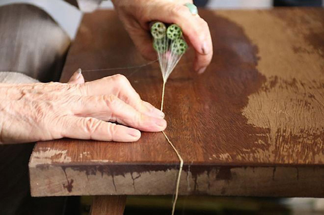 Se tơ sen thành sợi.