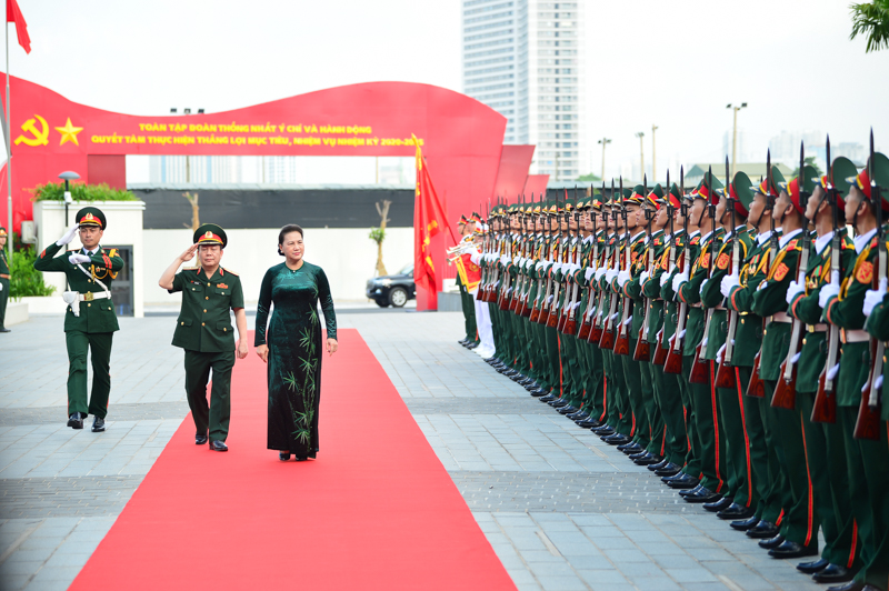 Chủ tịch Quốc hội duyệt đội danh dự.