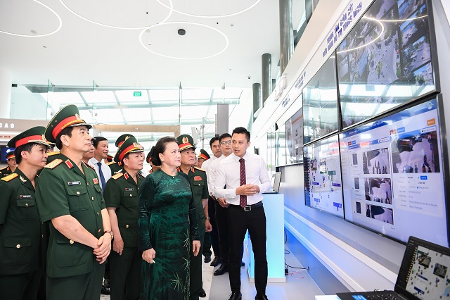 Chủ tịch Quốc hội thăm quan Phòng truyền thống của Tập đoàn Viettel. lkthamw