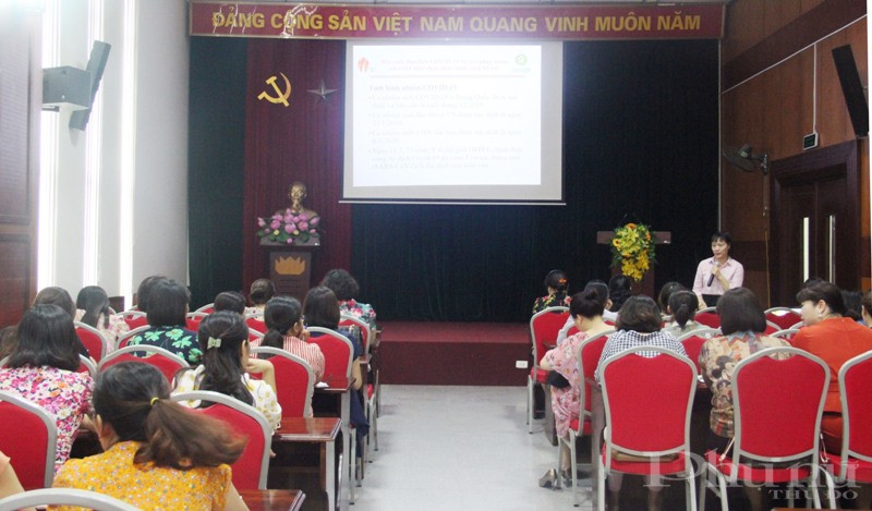 Chị Nguyễn Hoàng Yến - viện LIGHT thông tin về mục đích của buổi tập huấn.