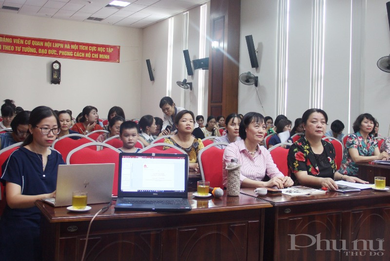 Đông đảo hội viên Hội LHPN các quận, huyện của Hà Nội tham dự hội thảo tập huấn.