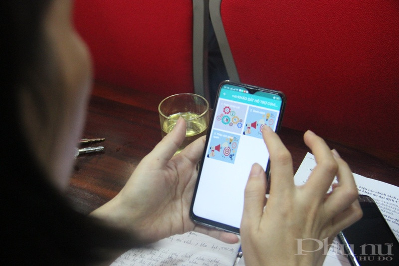 Chị em hội phụ nữ thử nghiệm phần mềm khảo sát online về giám sát việc thực hiện chính sách hỗ trợ người dân bị ảnh hưởng bởi dịch Covid-19.