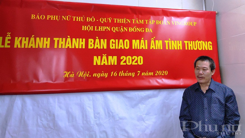 Đại diện gia đình là ông Đỗ Quốc Hưng, người con trái út hiện đang sống cùng bà Hoàng Thị Hương xúc động cảm ơn Báo PNTĐ, Hội LHPN các cấp đã quan tâm hỗ trợ đến gia đình trong thời gian qua