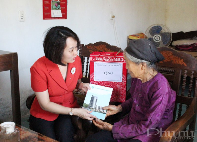 Thăm, tặng quà mẹ Nguyễn Thị Tưởng (vợ liệt sỹ, SN1936, trú tại Dư Dụ, Thanh Thủy), đồng chí Phạm Thị Thanh Hương gửi lời cảm ơn mẹ vì những đóng góp cho sự nghiệp cách mạng của dân tộc; đồng thời kính chúc mẹ nhiều sức khỏe.