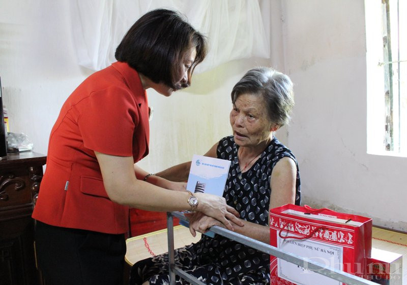 Tới thăm hỏi, tặng quà vợ liệt sỹ - bà Lê Thị Sâm (SN1931, Xuyên Dương, Xuân Dương), đoàn công tác không khỏi xúc động vì những nỗ lực, đóng góp của bà trong cuộc kháng chiến giành độc lập dân tộc và cả công tác phụ nữ sau này.