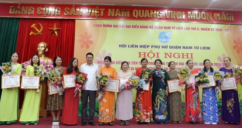 Đồng chí Nguyễn Thị Thu Thủy và đồng chí Nguyễn Tiến Thành, Phó Chủ tịch HĐND quận Nam Từ Liêm trao giấy khen cho các điển hình tiên tiến trong phong trào thi đua yêu nước giai đoạn 2015 - 2020