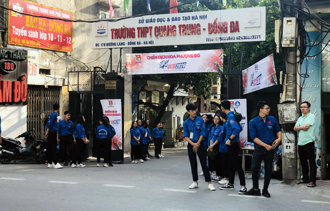 Kh&aacute; đ&ocirc;ng lực lượng sinh vi&ecirc;n t&igrave;nh nguyện hỗ trợ học sinh v&agrave; phụ huynh tại cổng Trường THPT Quang Trung (quận Đống Đa).