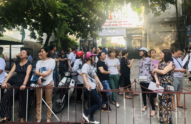 Nhiều phụ huynh chờ đợi con tại cổng Trường THPT Quang Trung.