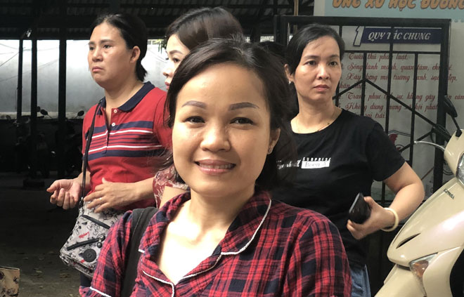 Chị Chu Diệu Hường (phường Cổ Nhuế, Bắc Từ Li&ecirc;m) cho biết, chị kh&aacute; thoải m&aacute;i t&acirc;m l&yacute; khi đưa con đi thi m&ocirc;n đầu ti&ecirc;n.